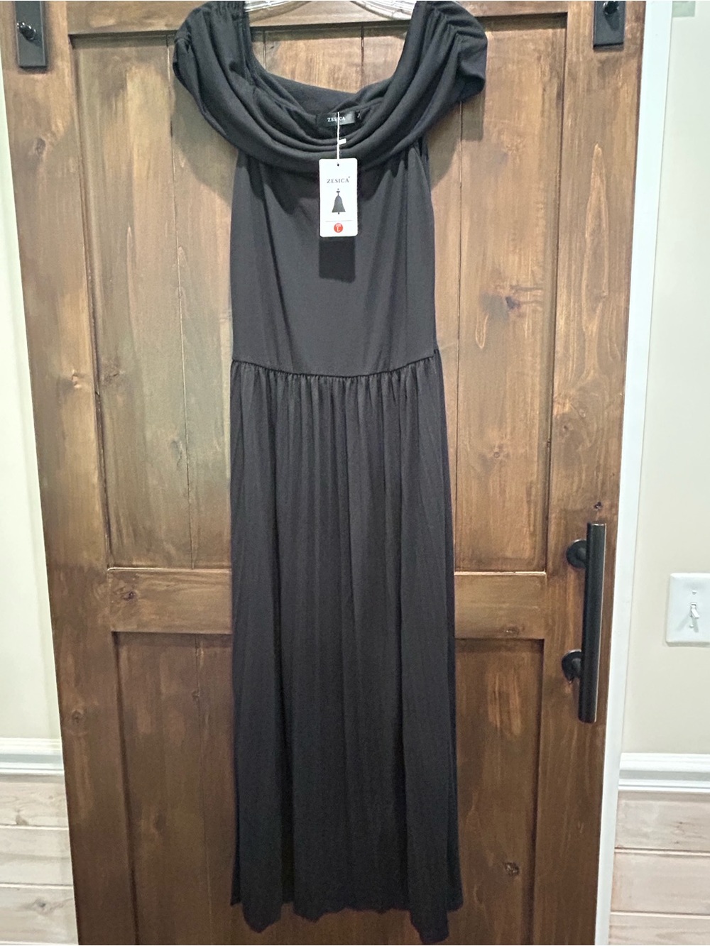 M342 Zesica  Black Off-Shoulder Maxi Dressx